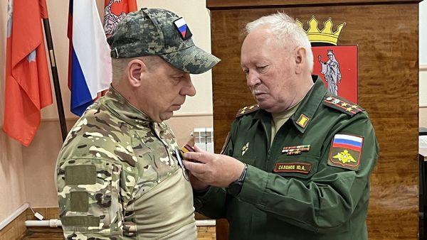 В администрации Чернышковского муниципального района бойцу специальной военной операции Сергею Николаевичу Деркачёву были вручены заслуженные награды.
